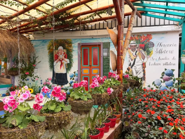 Finca silletera en Santa Elena, Medellín, rodeada de flores y tradición silletera