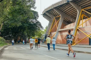 Personas corriendo en Medellín