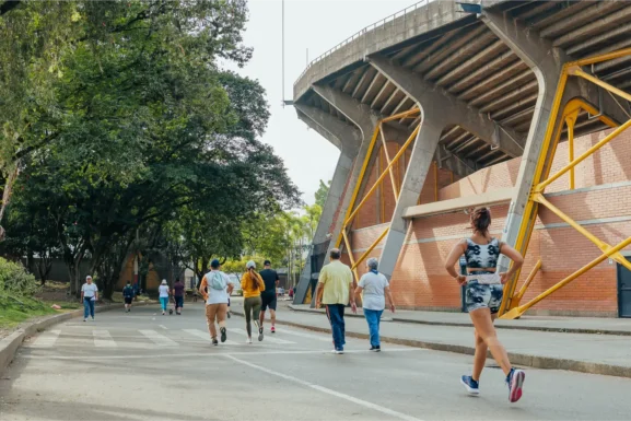 Personas corriendo en Medellín