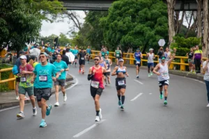 Corredores participan en la Maratón Medellín