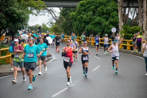 Corredores participan en la Maratón Medellín