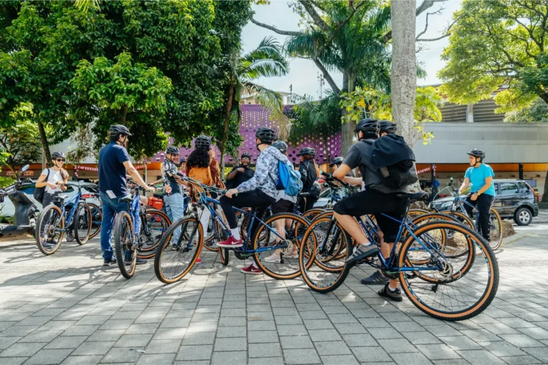 Turistas recorriendo Medellín en bicicleta durante un tour