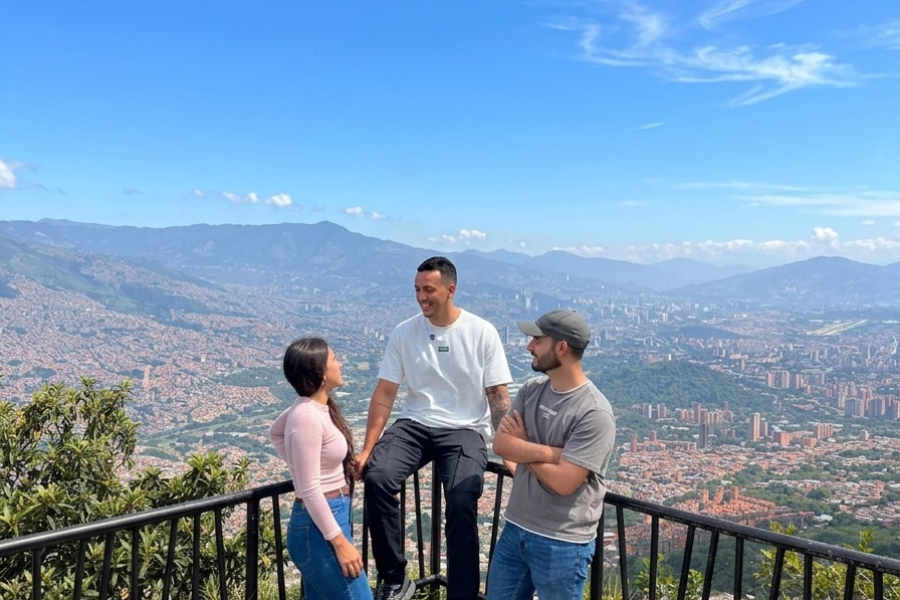 Personas disfrutando el tour de miradores de Medellín con la vista desde el Cerro El Picacho